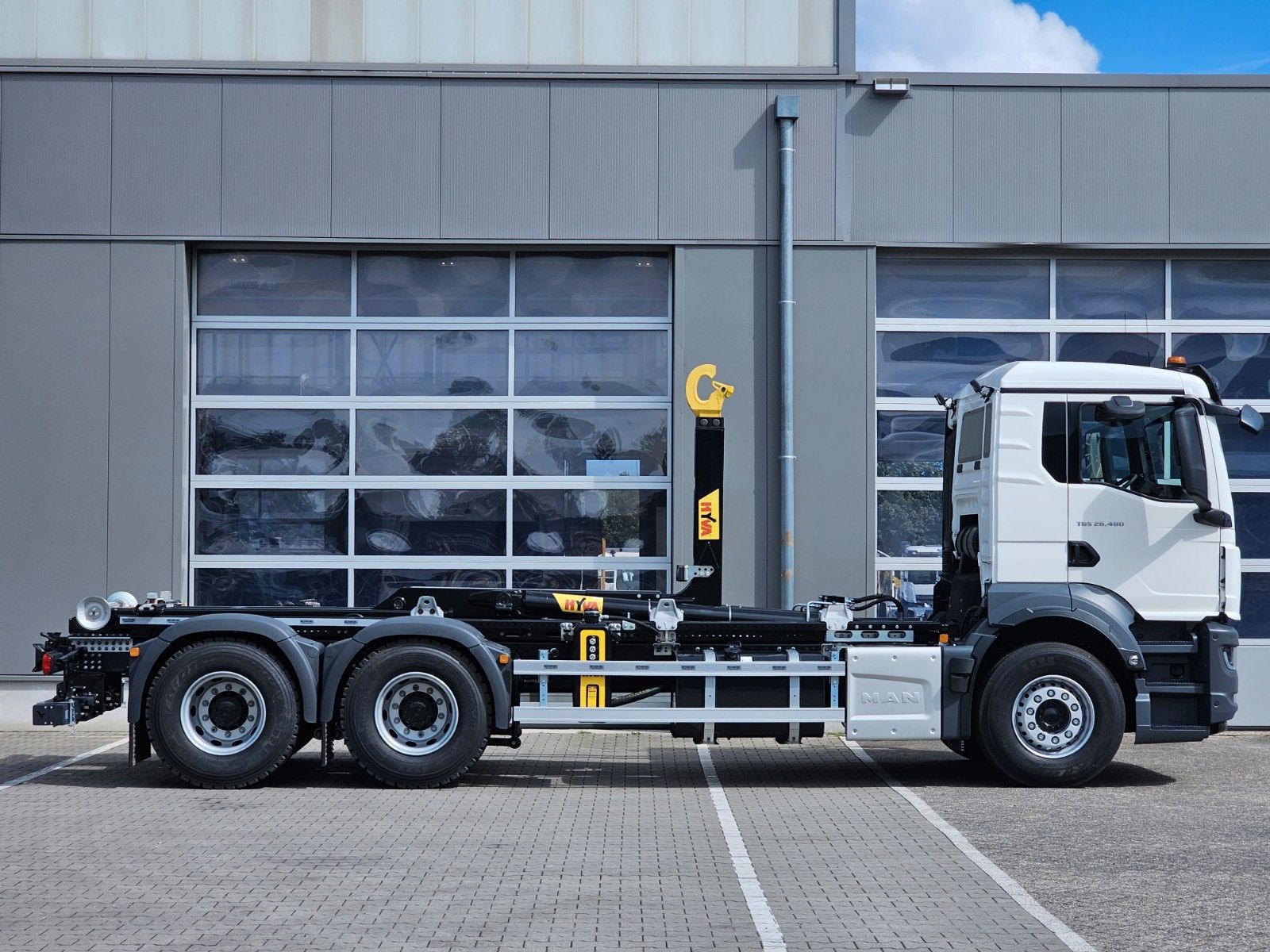 Fahrzeugabbildung MAN TGS 26.480 Abrollkipper HYVA 20-60-S / 7m Cont.