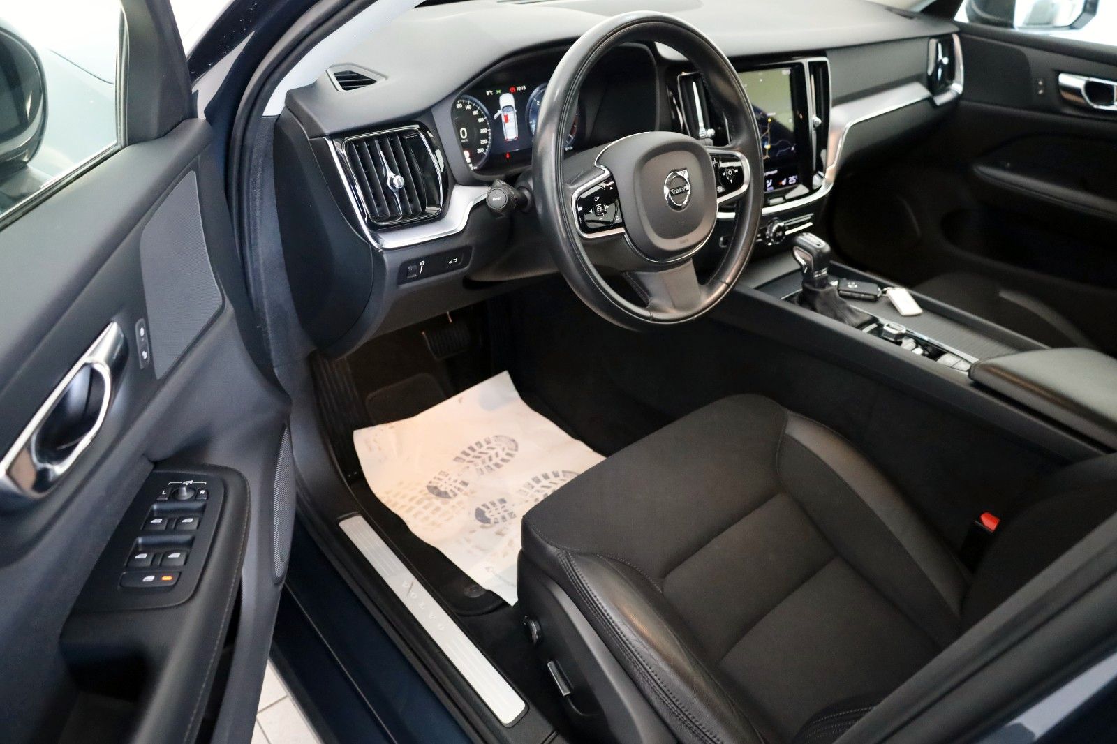 Fahrzeugabbildung Volvo V60 Momentum Pro,T.Leder,Navi,LED,SH,Kamera,DAB