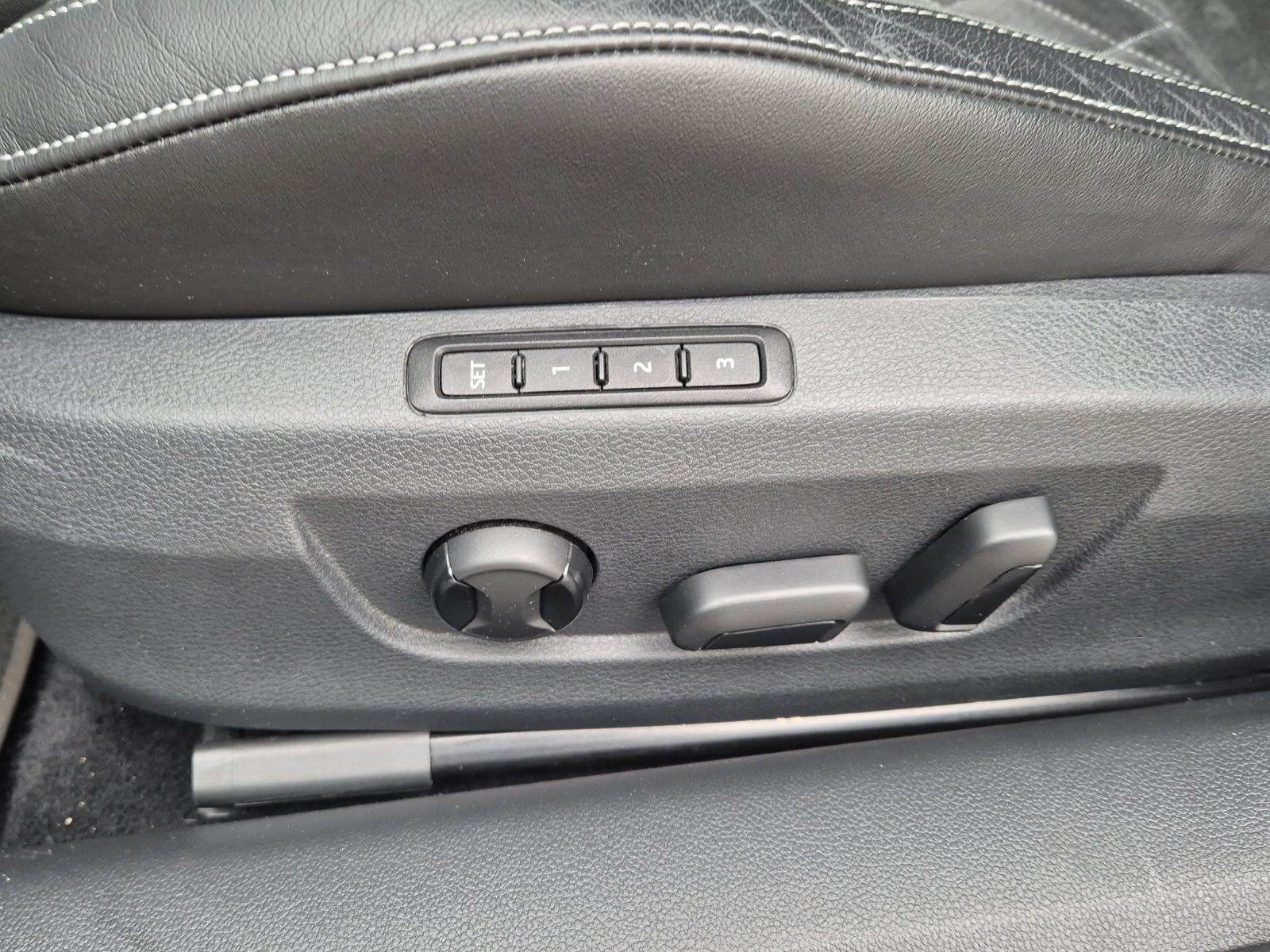 Fahrzeugabbildung SKODA Superb Combi TSI Sportline 4x4 DSG Standhzg. Mat