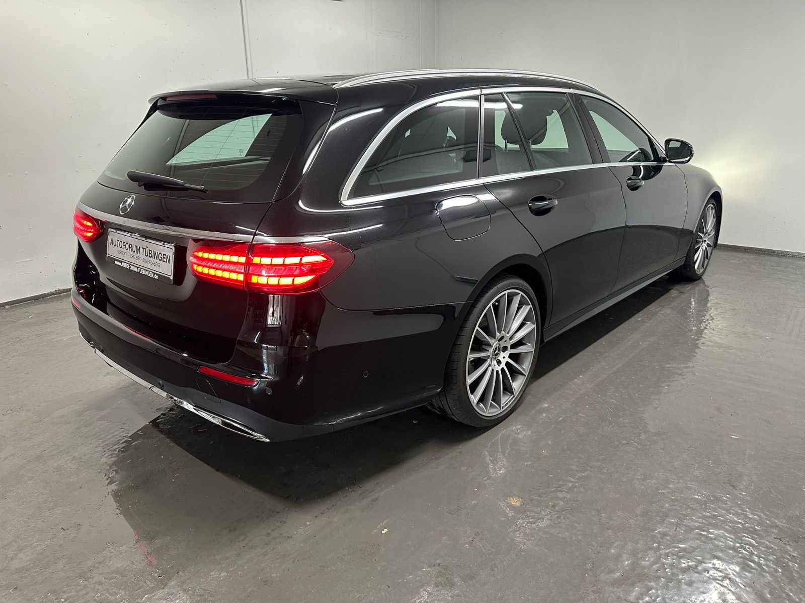 Fahrzeugabbildung Mercedes-Benz E 300 d 4MATIC T Autom * AMG-LINE*NAVI*AMBIL*