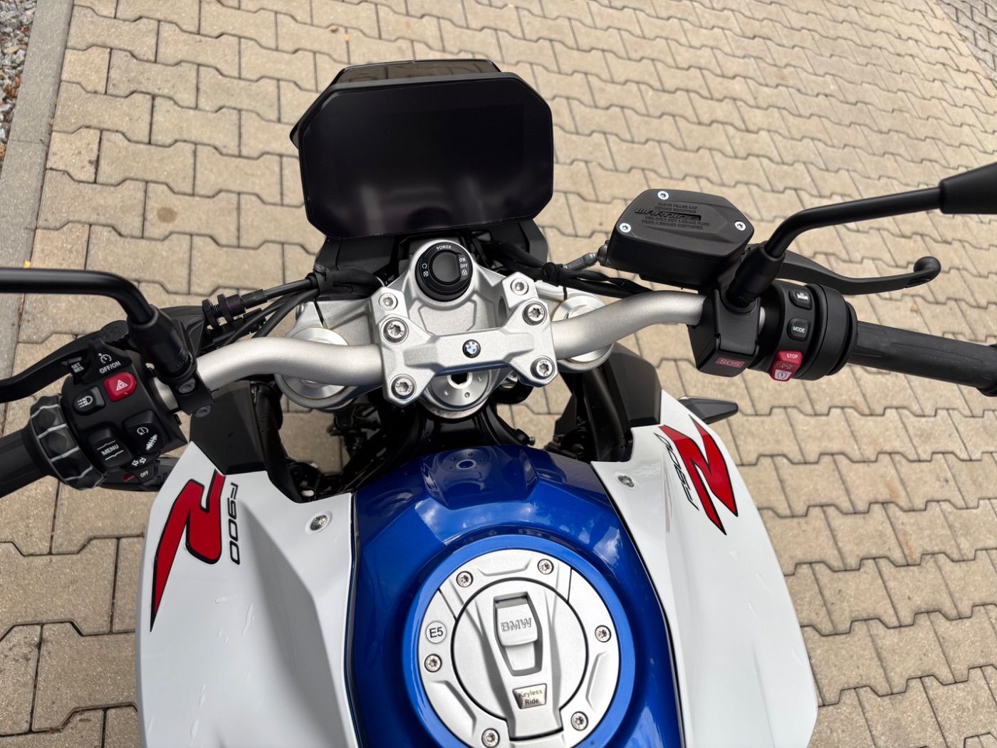Fahrzeugabbildung BMW F 900 R Style Sport mit kurzem Kennzeichenhalter
