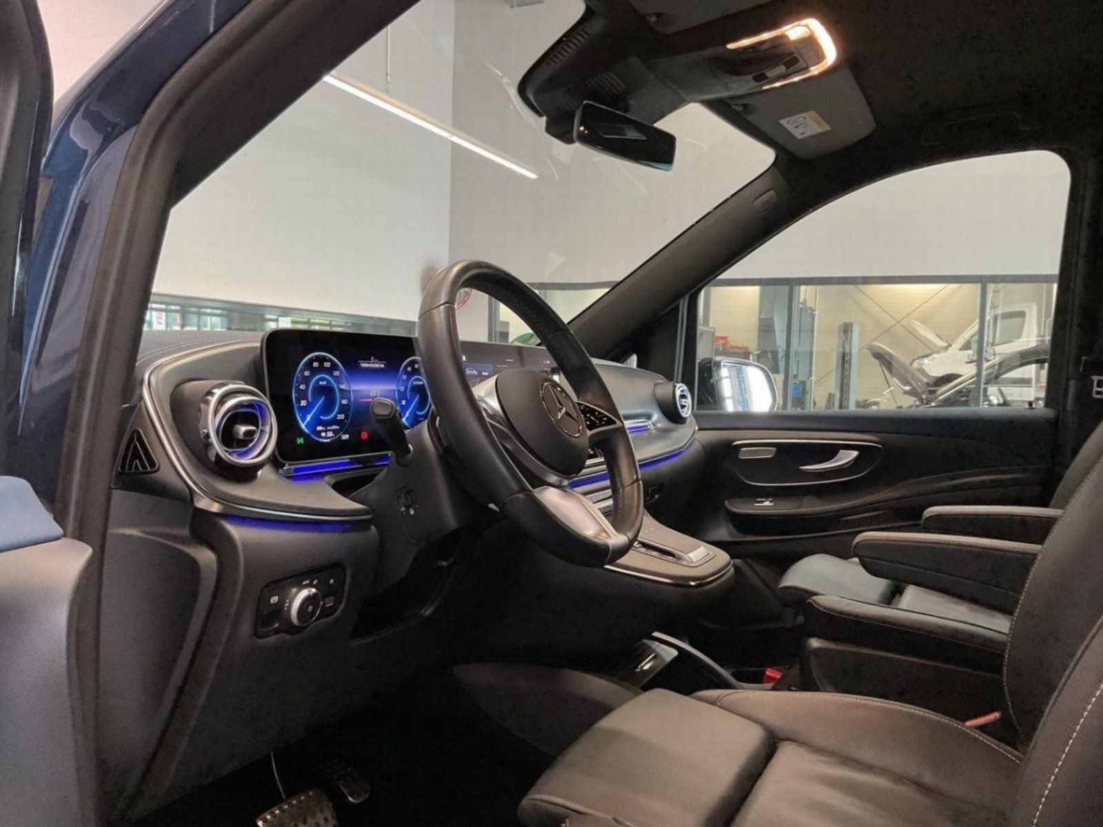 Fahrzeugabbildung Mercedes-Benz EQV 300 L Facelift AVANTGA Pano DISTRO 360° MLED