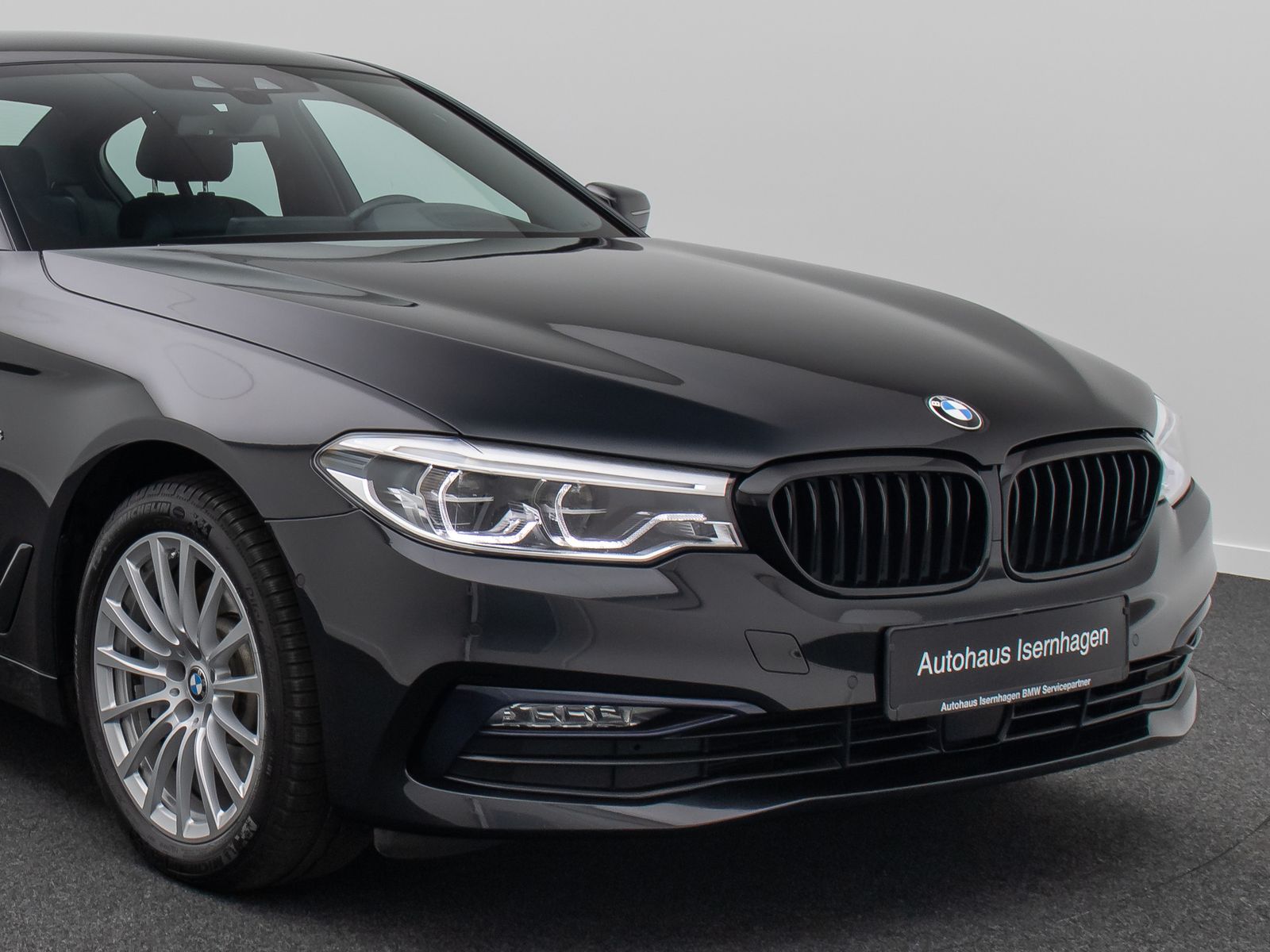 Fahrzeugabbildung BMW 530d Sport Line ACC Kamera HUD HiFi DisplayKey