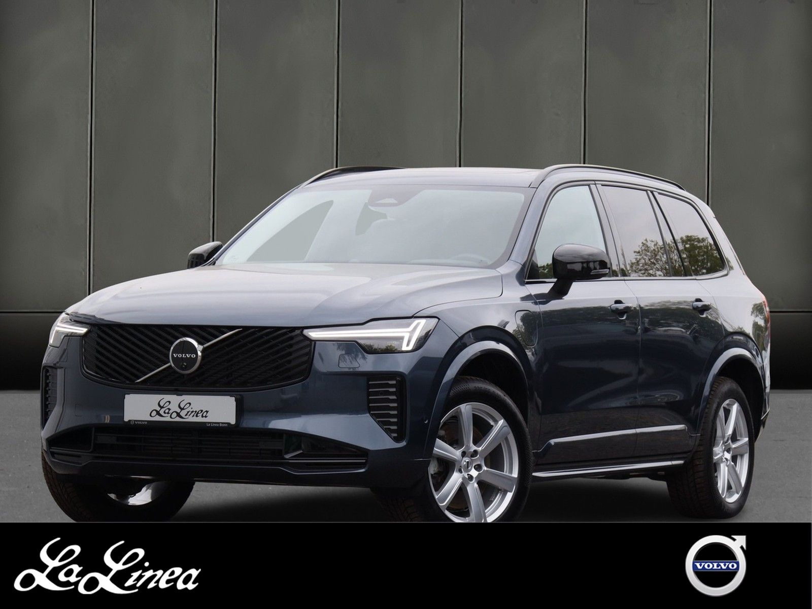 Volvo XC90 Plus Dark Recharge Plug-In Hybrid AWD Head-