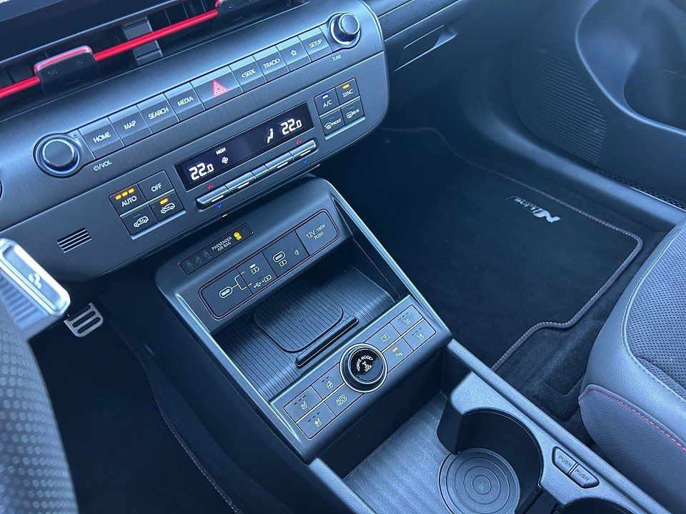 Fahrzeugabbildung Hyundai KONA 1.6T AT 4WD NLINE ULTIMATE-P GLASDACH BOSE+