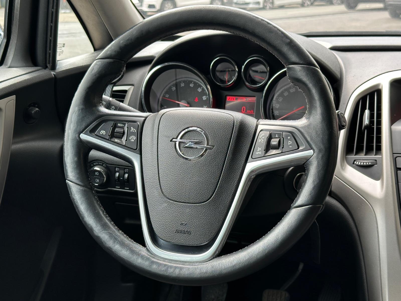 Opel Astra 2013 — photo 14