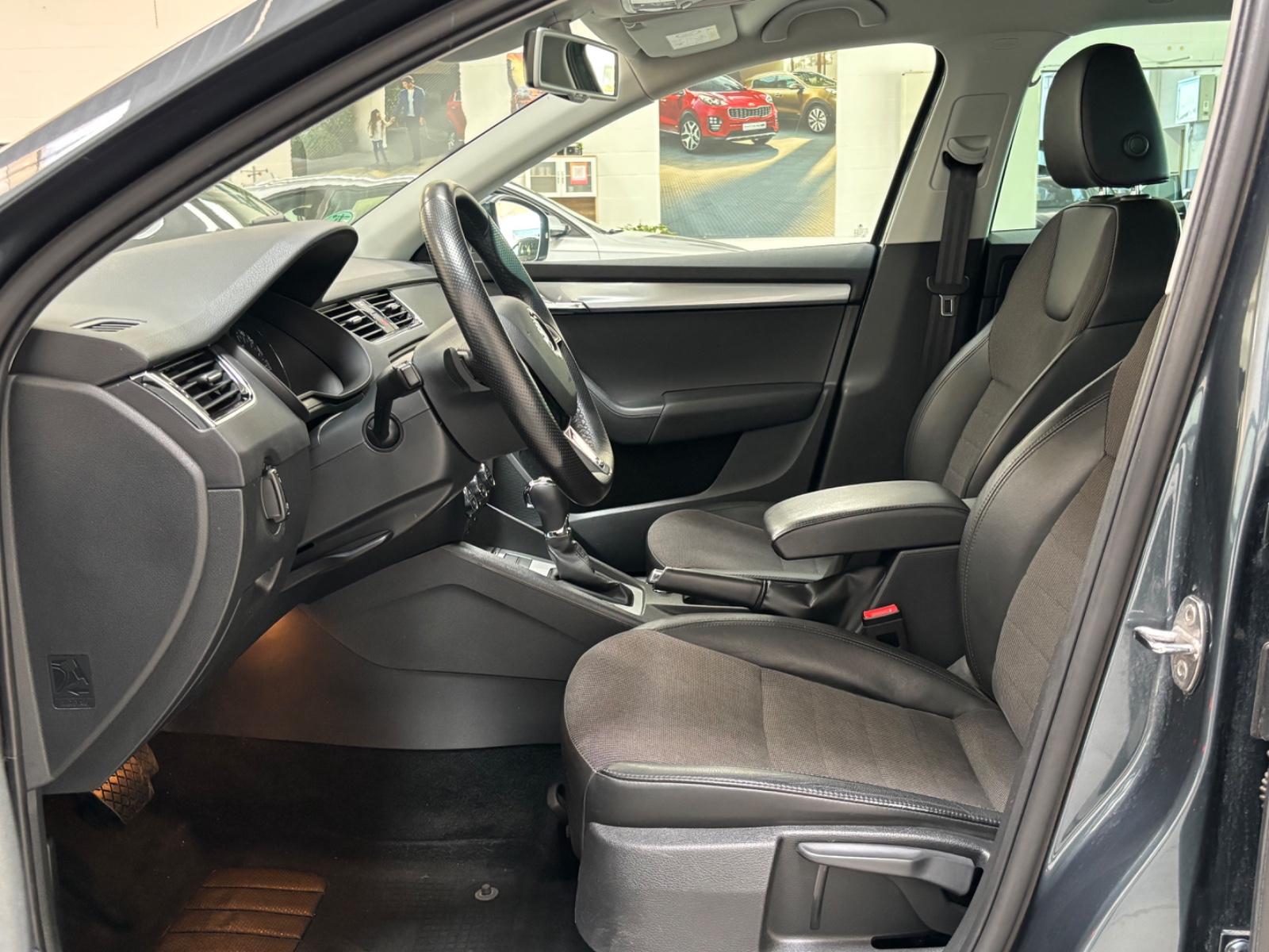 Skoda Octavia 2.0 TDI,Automatik,Scheckheft,Teilleder