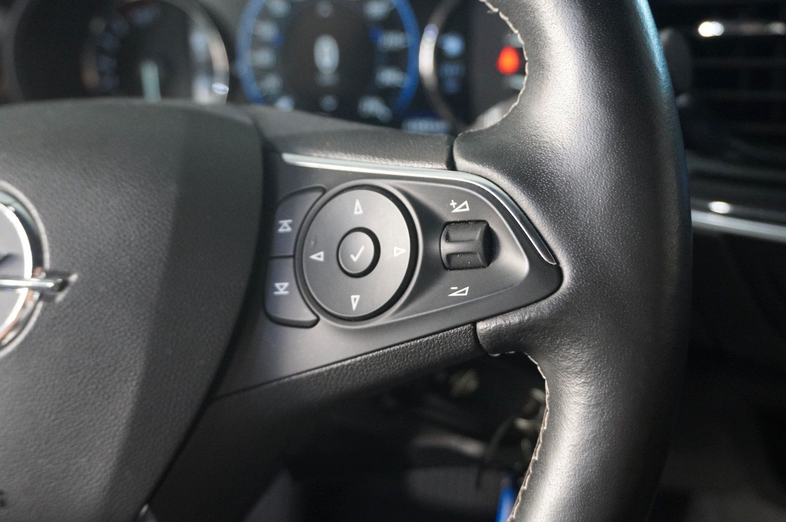Fahrzeugabbildung Opel Insignia B ST 2.0T ELEGANCE NAVI/LED/VIRT./DAB+