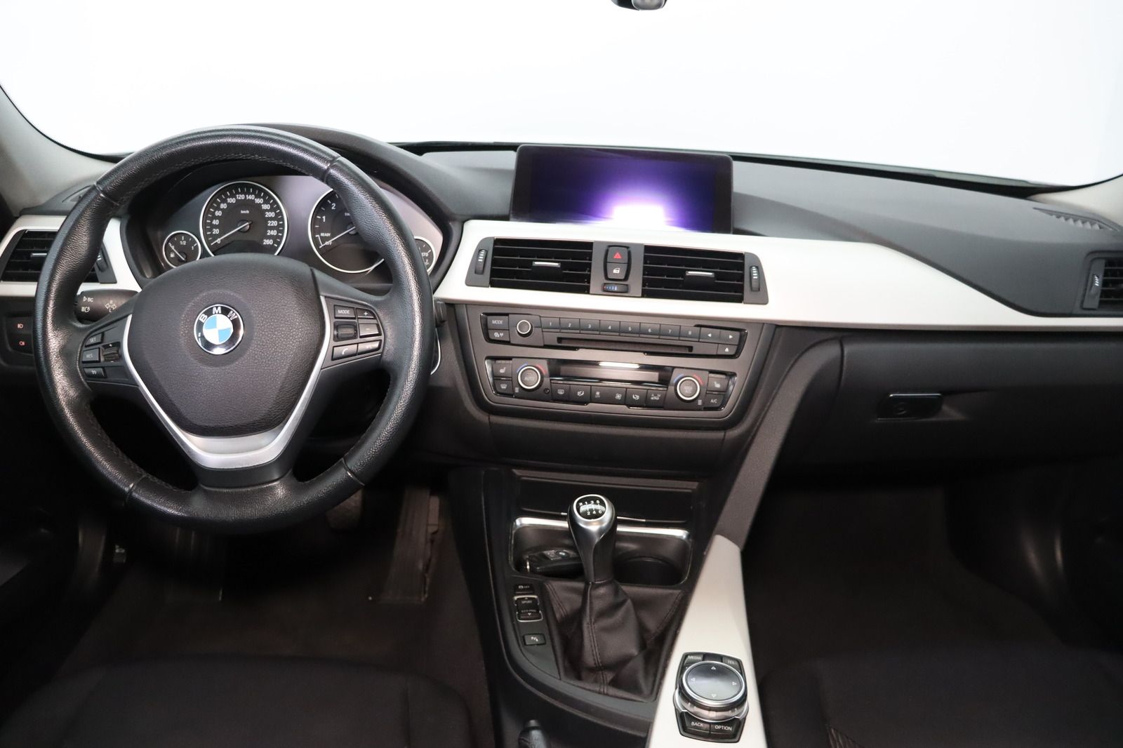 Fahrzeugabbildung BMW 316 i * Bi- Xenon * Sitzhzg. * Pano * HU/AU neu