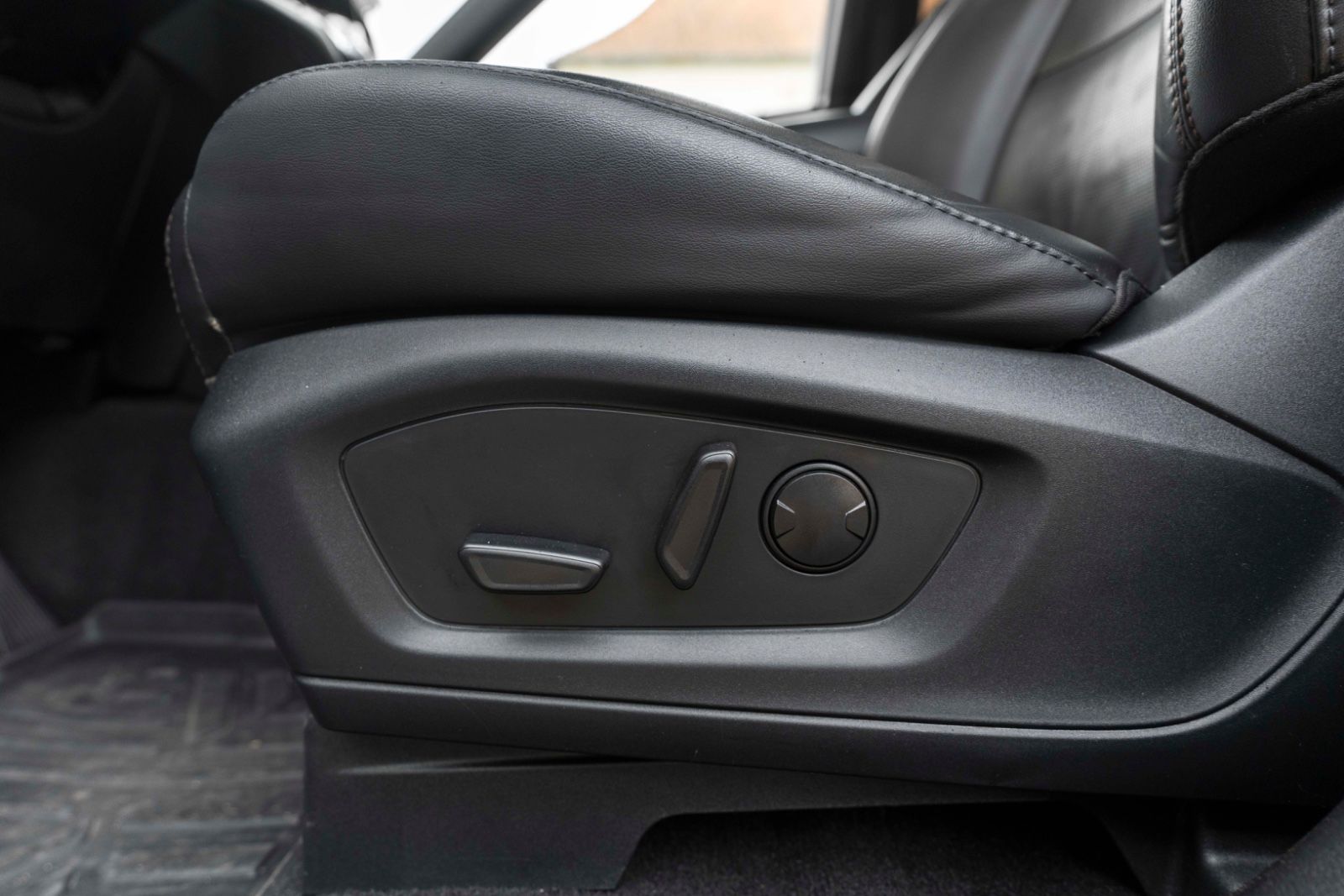 Fahrzeugabbildung Ford Explorer 3.0L Platinum PANO 360° B&O ACC AHK LED