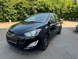 Hyundai i 20 Diesel Euro5 EZ 2014 Klima TÜ... - Hyundai i20 mit Diesel-Antrieb: Limousine, Klimaanlage