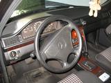 Mercedes-Benz 220 - Mercedes-Benz 220 mit Benzin-Antrieb: Automatik