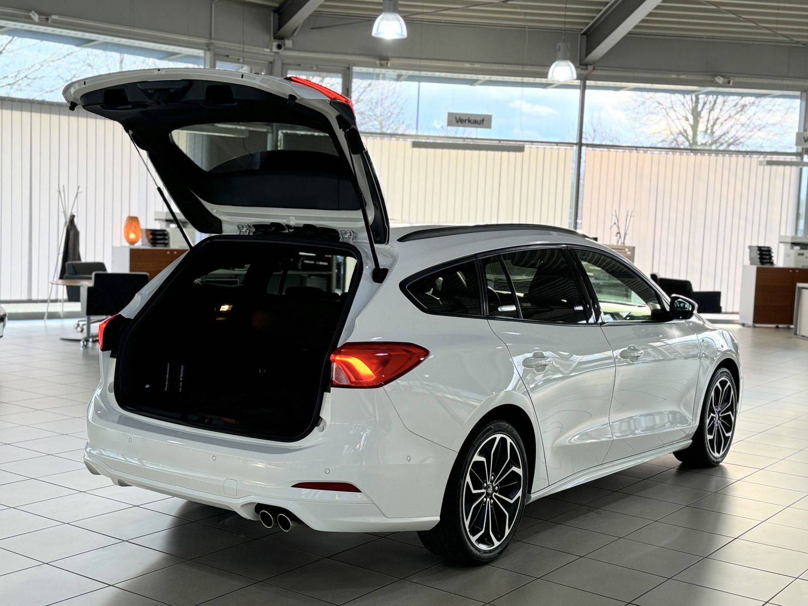 Fahrzeugabbildung Ford Focus ST-Line Kamera Navi Lenkrhzg Alarm