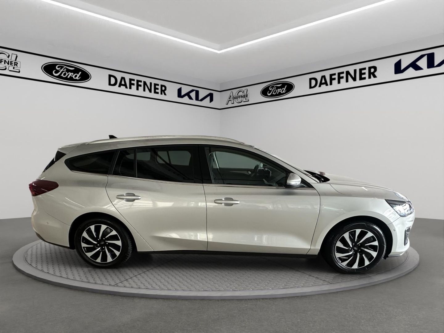 Fahrzeugabbildung Ford Focus Turnier Titanium X Navi LED ACC El. Heckkl