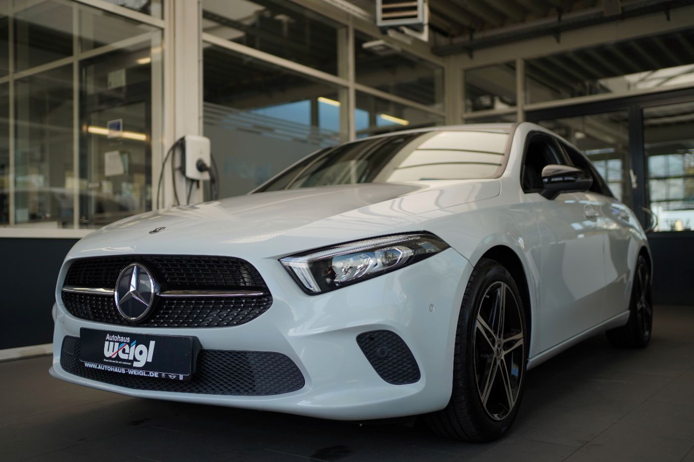 Fahrzeugabbildung Mercedes-Benz A 180 Automat Spurhalte-&Parkassist+Navi+AHK+LED