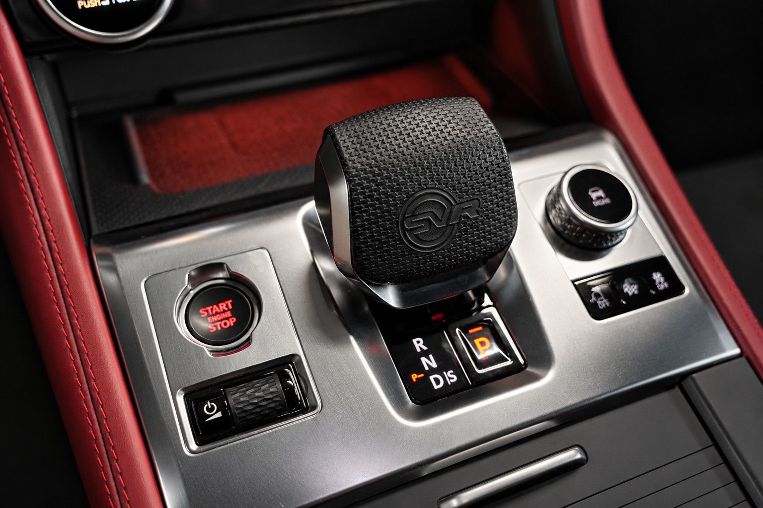 Fahrzeugabbildung Jaguar F-Pace  SVR /PANO/MERIDIAN/HUD/360°KAM/MEMORY