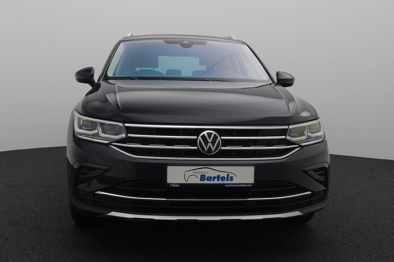 Fahrzeugabbildung Volkswagen Tiguan Elegance 2.0 ACC Matrix AHK