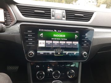 Skoda Superb Combi 2,0 TDI DSG Style Navi LED AHK Stan