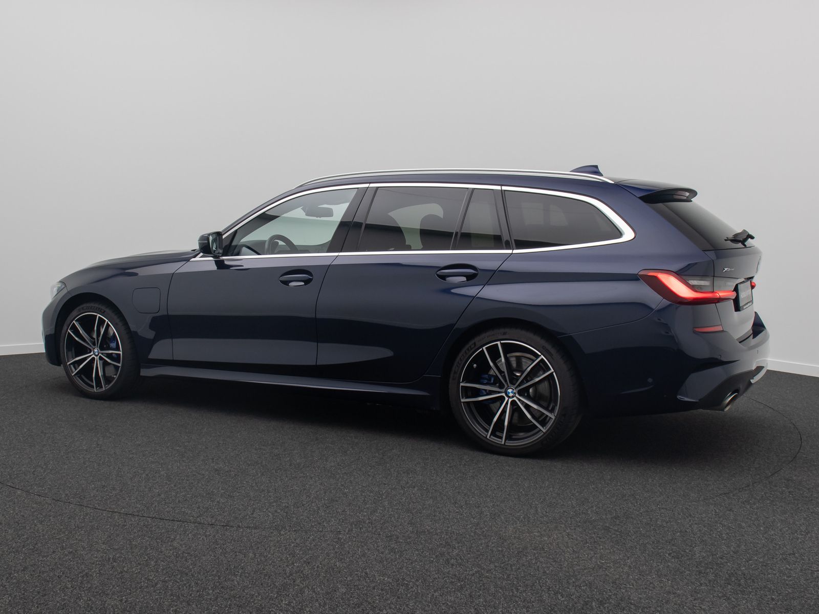 Fahrzeugabbildung BMW 330e xD M Sport 360&deg; HUD Panorama Individual 19"