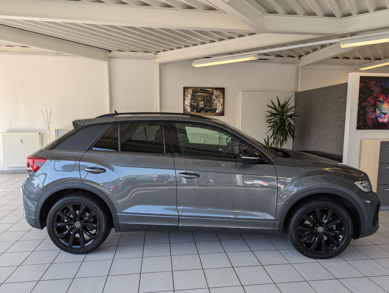 Fahrzeugabbildung Volkswagen T-Roc R-Line 4M Black Pano Cam IQ.DRIVE-ACC 18"