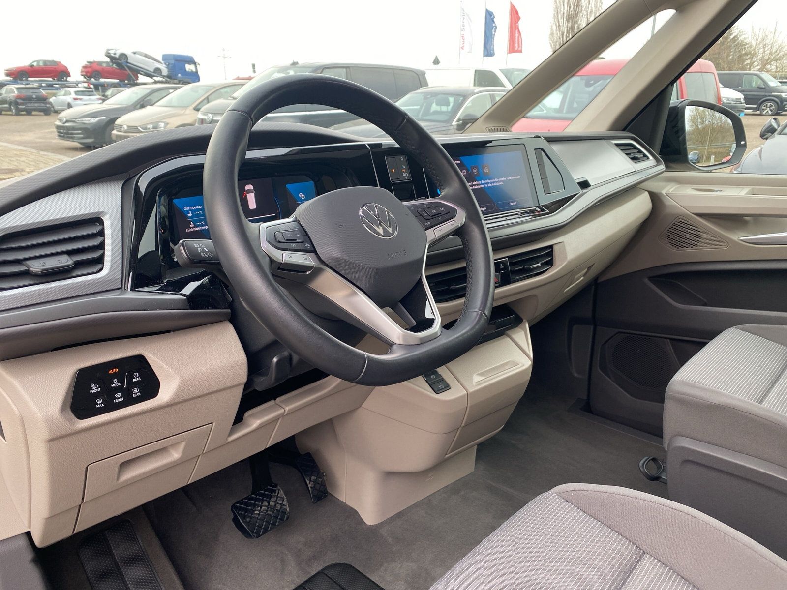 Fahrzeugabbildung Volkswagen T7 Multivan 2.0 TSI DSG 7-Sitzer MATRIX PANO KAM