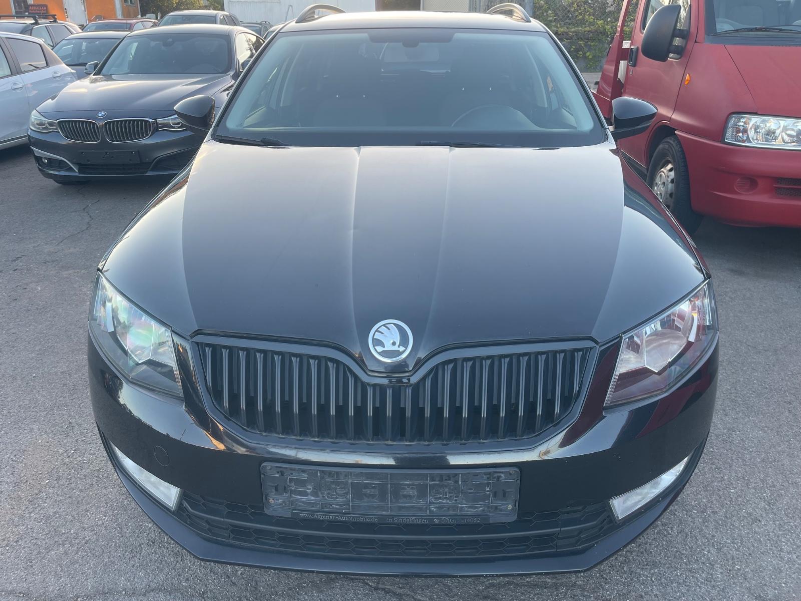 Skoda Octavia 2014 — rear view