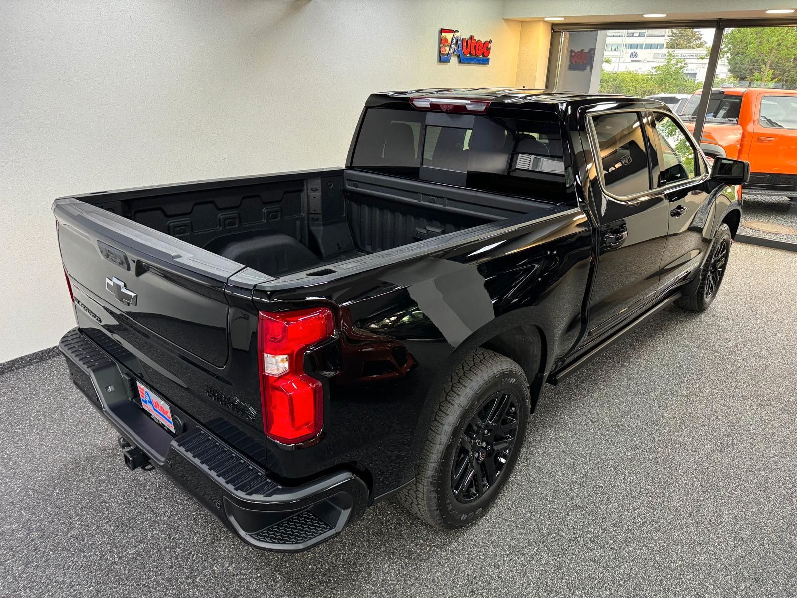 Fahrzeugabbildung Chevrolet 2026 SILVERADO MIDNIGHT DURAMAX DIESEL 4x4 HC