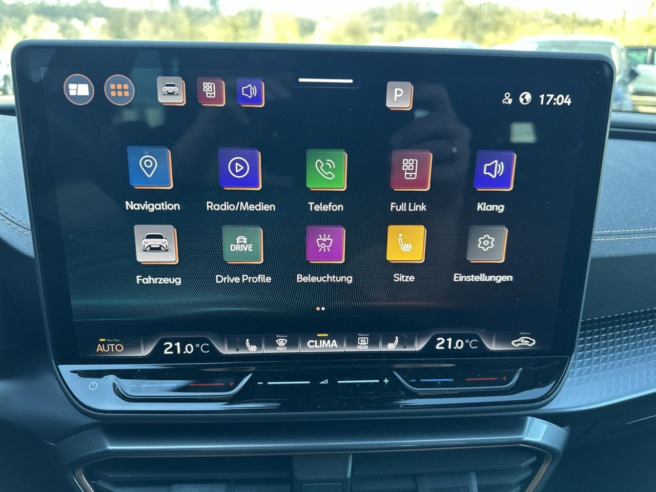 Fahrzeugabbildung CUPRA Leon Sportstourer VZ 2.0 TSI 333 PS DSG 4Drive - mit KI generiert/bearbeitet
