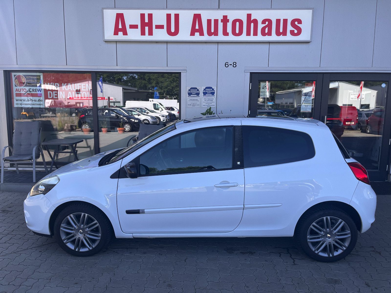 Fahrzeugabbildung Renault Clio III Night and Day Leichter Heckschaden !