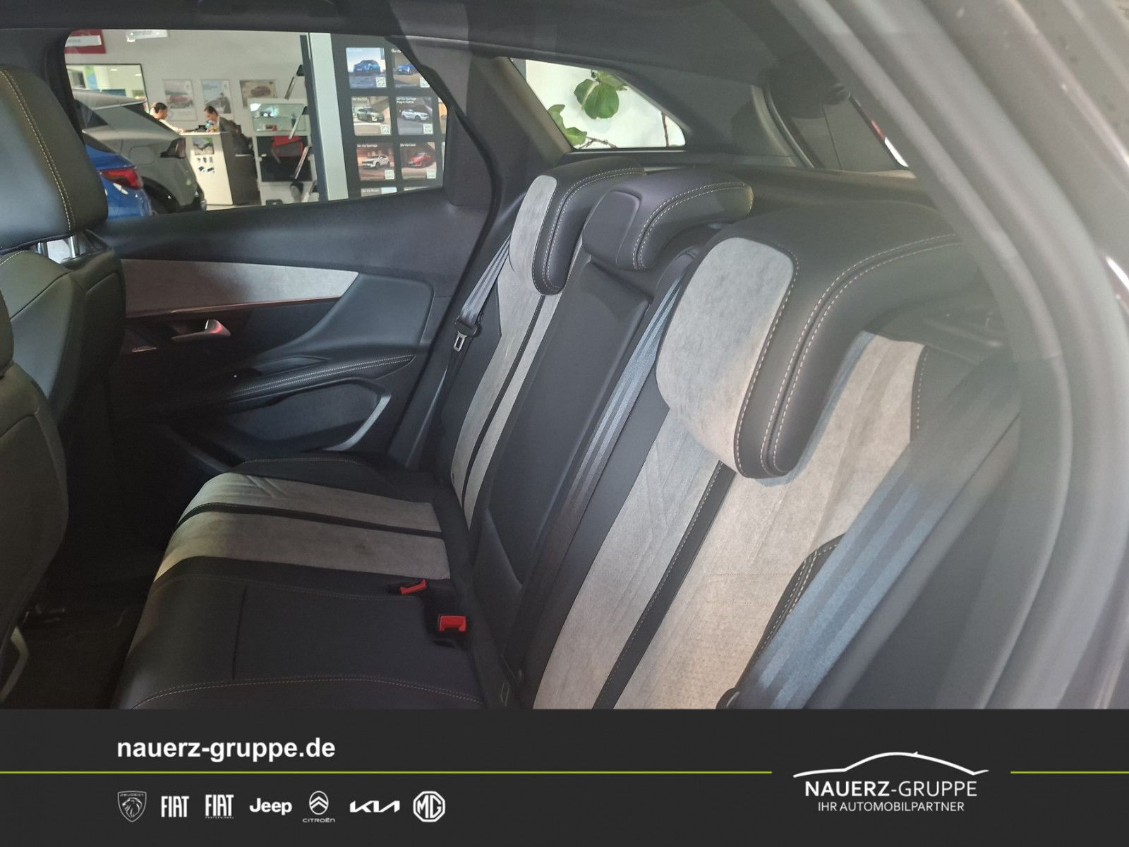 Fahrzeugabbildung Peugeot 3008 Hybrid4 300 GT