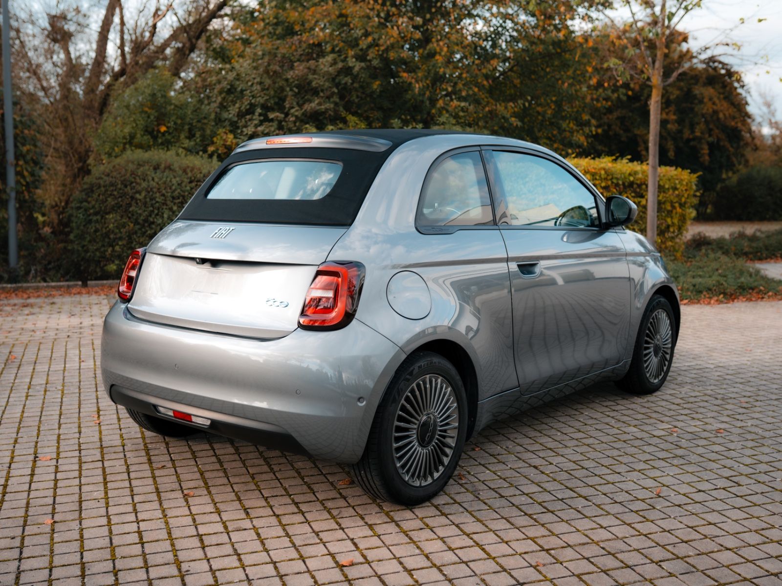 Vehicle photo 7