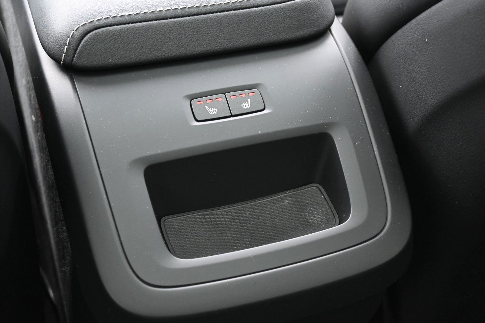 Fahrzeugabbildung Volvo XC60 B4D Plus Dark*LED*PANO*STHZ*360*H&K*BLIS