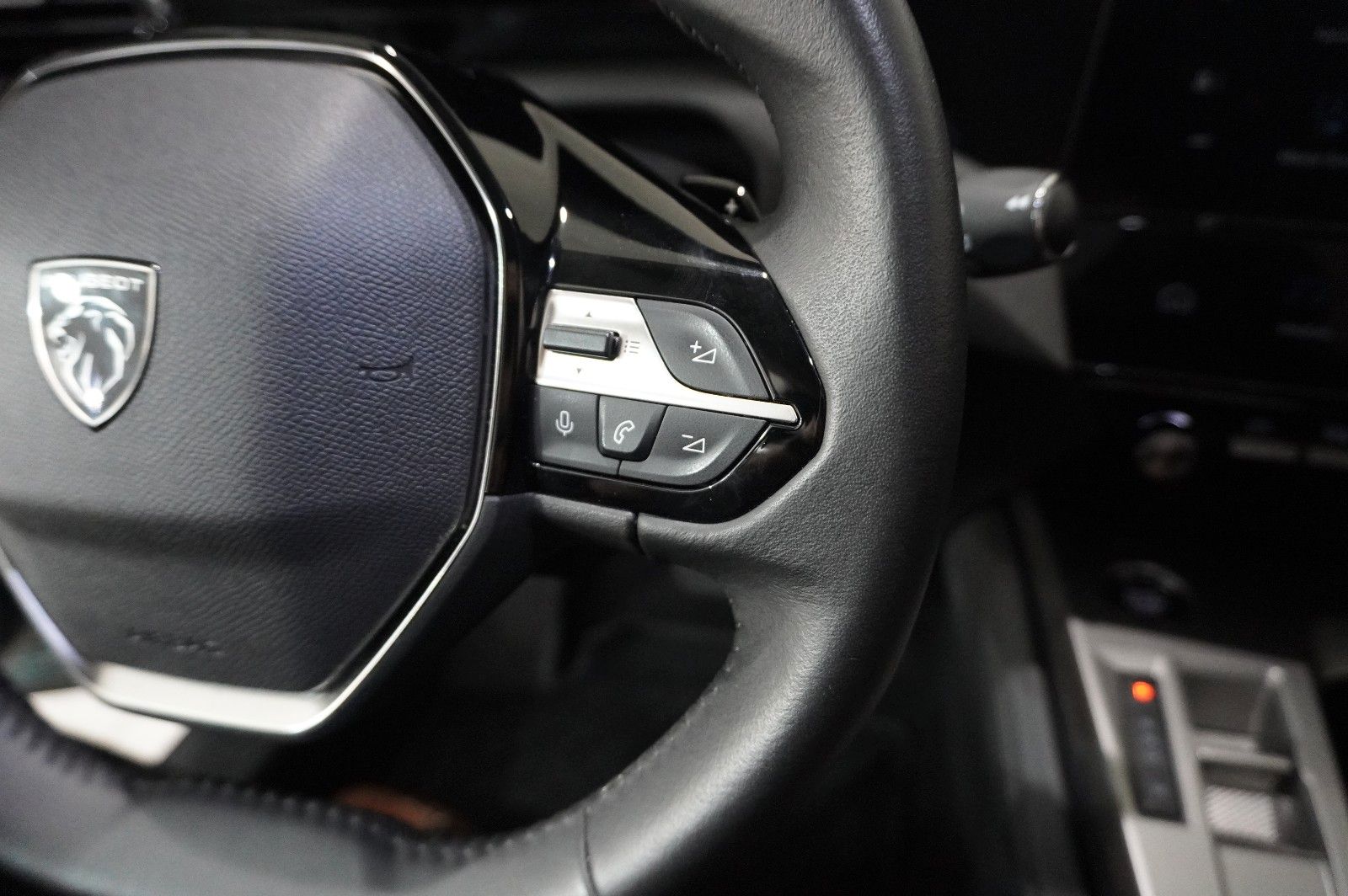 Fahrzeugabbildung Peugeot 308 SW 1.2 HYBRID ALLURE DSC NAVI/LED/KAMERA/DAB