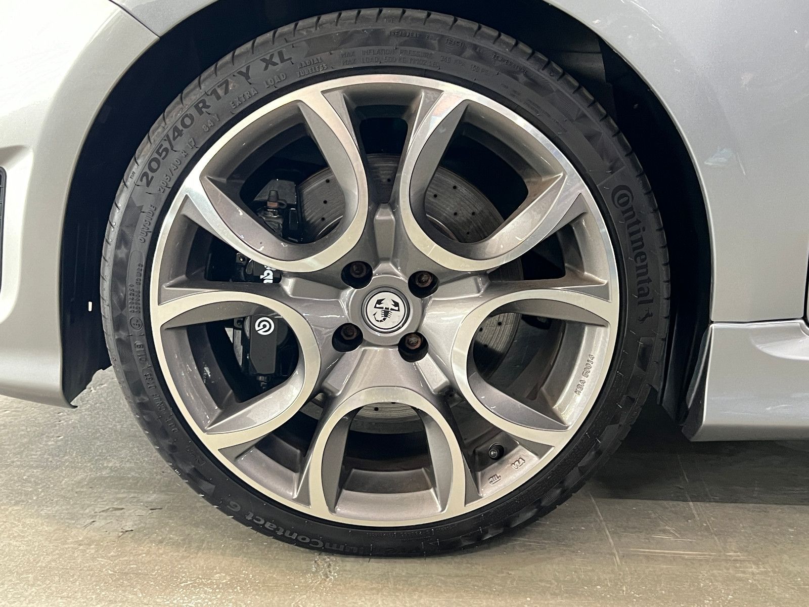 Fahrzeugabbildung Abarth 695 Rivale 175th Anniversary CARBON AKRAPOVIC