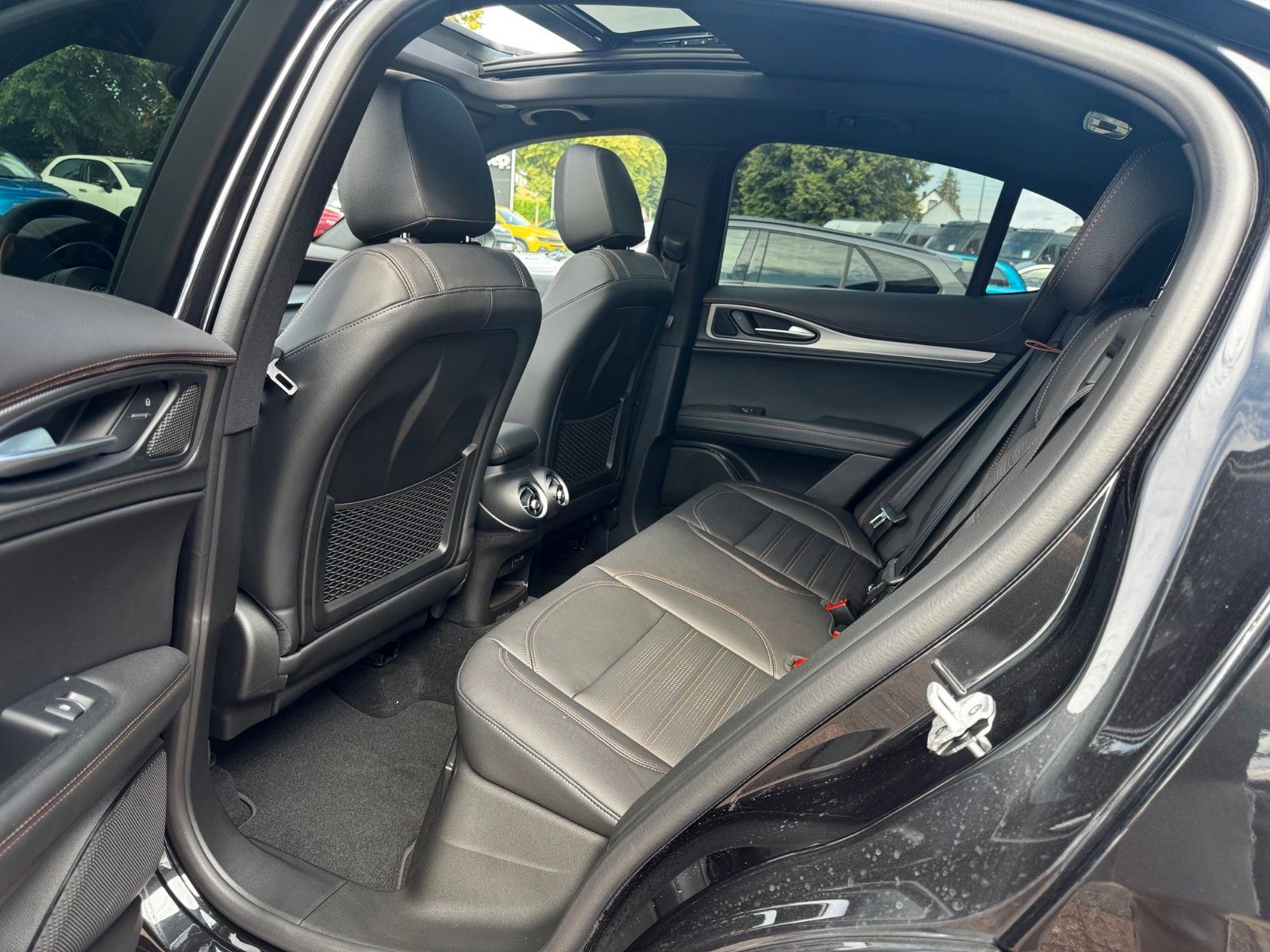 Fahrzeugabbildung Alfa Romeo Stelvio 2.2 Diesel Intensa Glasdach Memory Navi