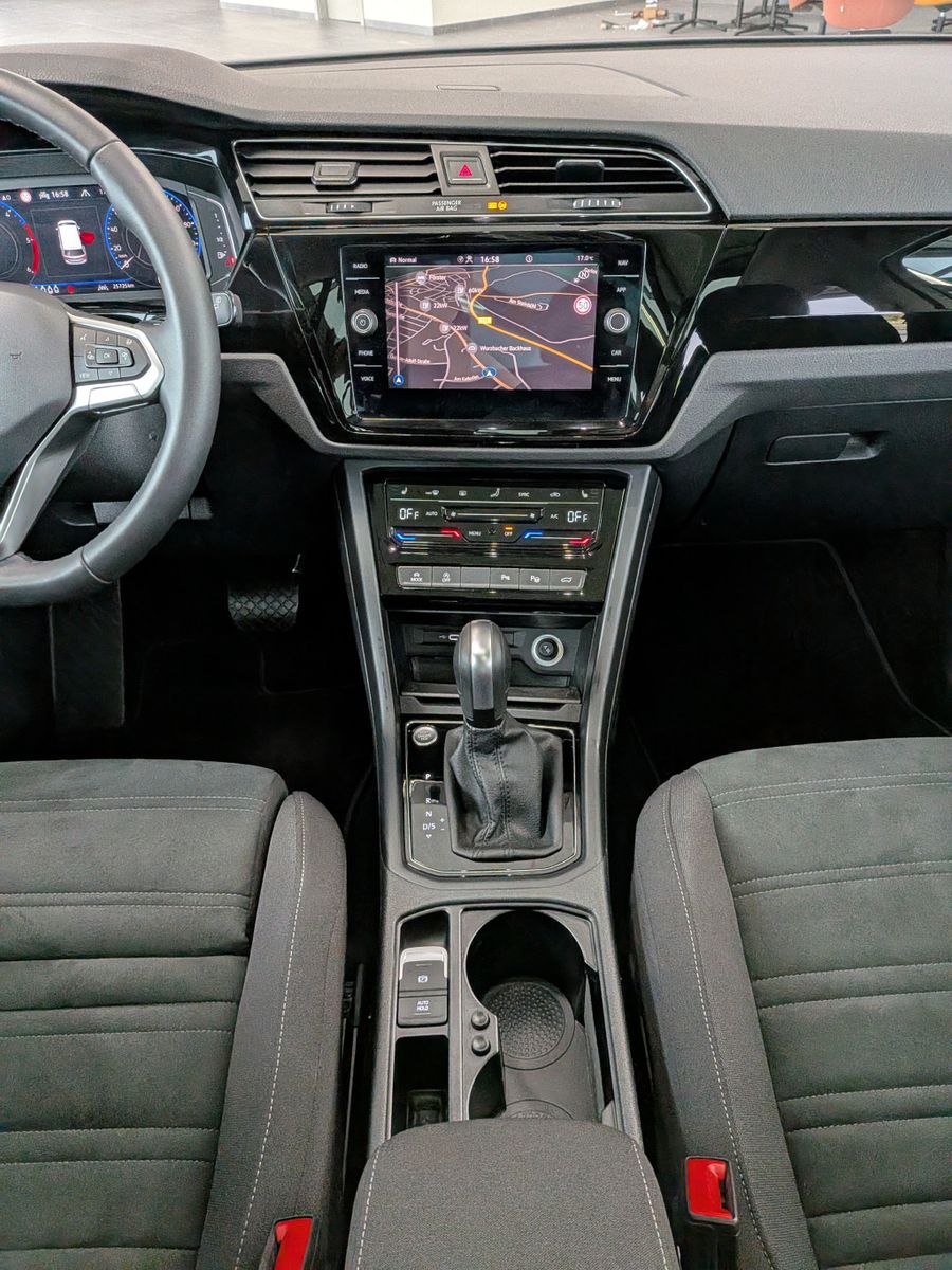 Fahrzeugabbildung Volkswagen Touran 2.0 DSG R-Line High Pano 7-Si IQ AHK VOLL