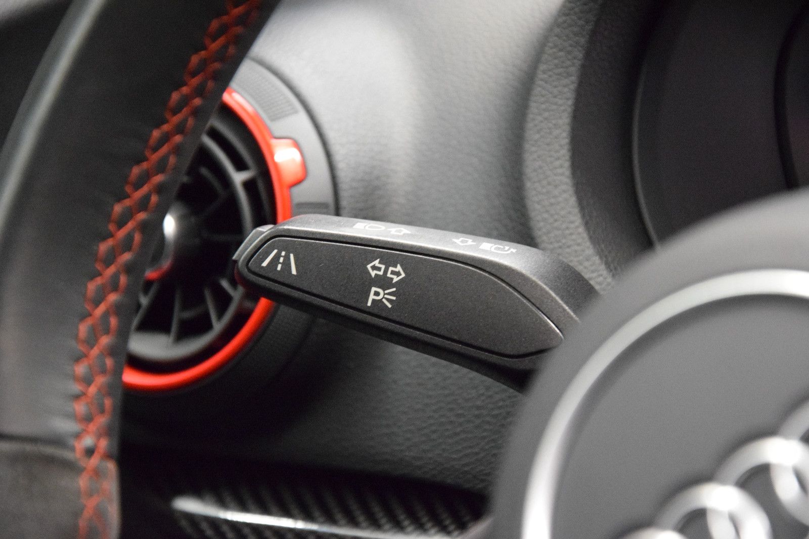 Fahrzeugabbildung Audi RS3 Sportback 2.5 TFSI quattro Pano Schale B&O