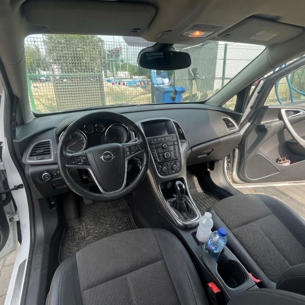 Opel Astra 2011 — engine