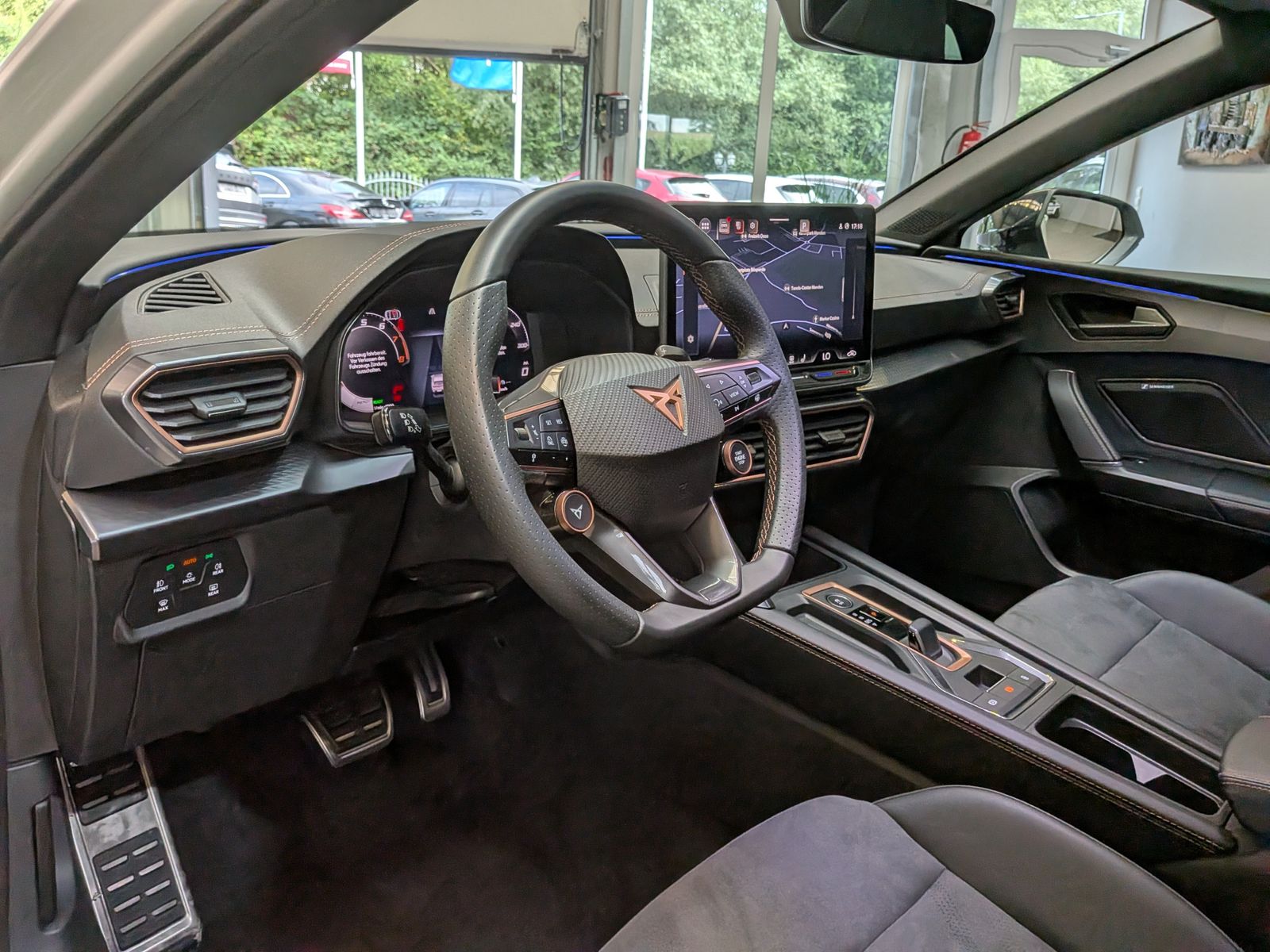 Fahrzeugabbildung CUPRA Leon 1.5 eTSI DINAMICA*MATRIX*ACC*PANO*AHK 5J-Ga