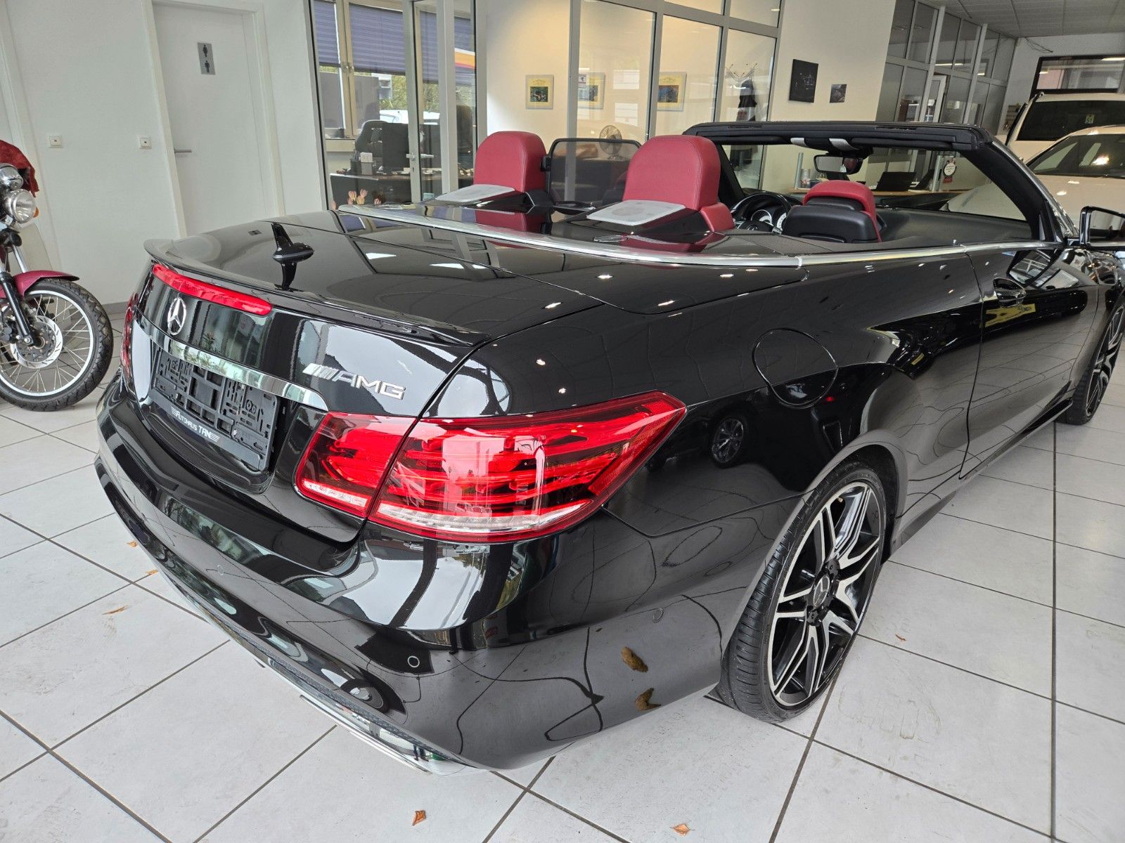Fahrzeugabbildung Mercedes-Benz E 220 BlueEfficiency* AMG LINE * SCHWARZ / ROT *