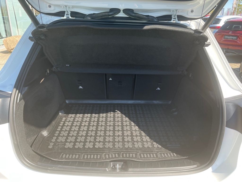 Fahrzeugabbildung Mercedes-Benz GLA 200 Progressive Night AHK LED SHZ Ambie. KAM