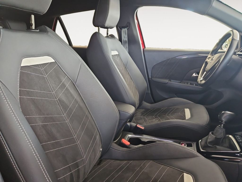 Fahrzeugabbildung Opel 1.2 Turbo Ultimate, Alcantara, Navi, Matrix
