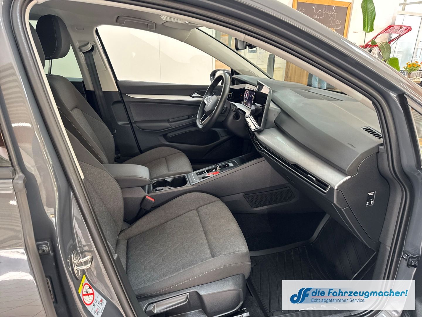 Fahrzeugabbildung Volkswagen Golf VIII 2.0 TDI 110 kW Life Digitales Cockpit