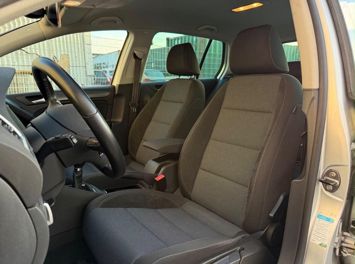 Volkswagen Golf 2011 — interior