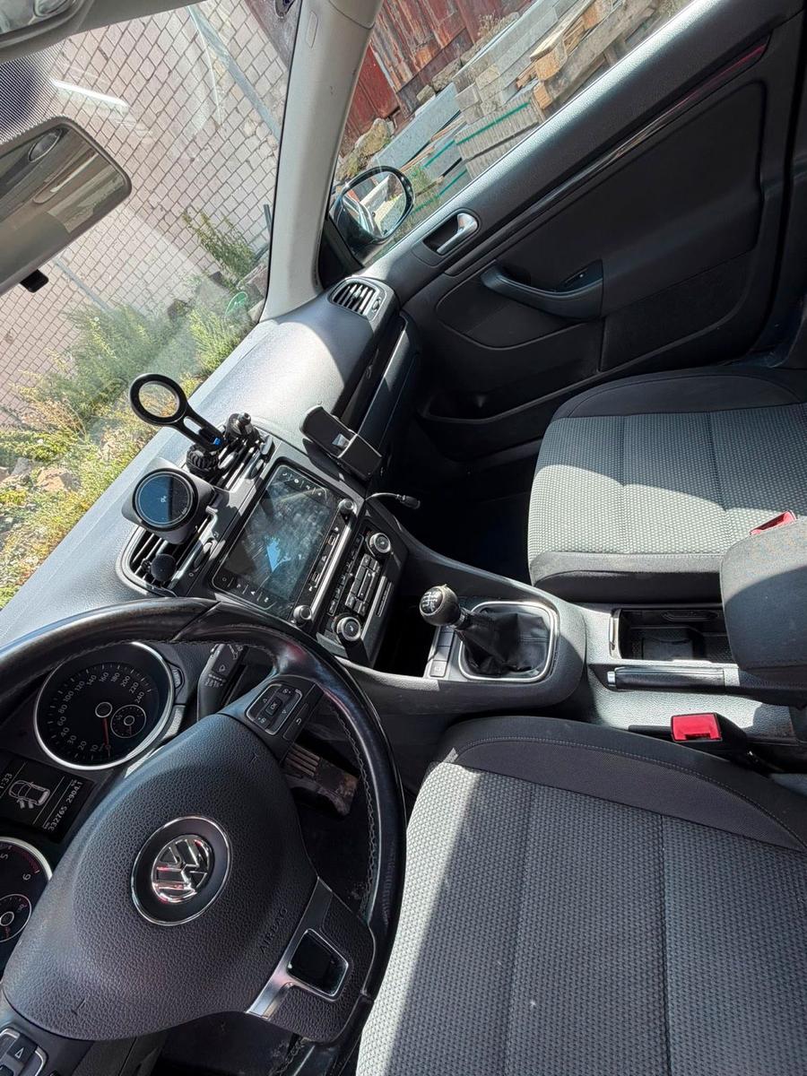 Volkswagen Golf 2011 — interior