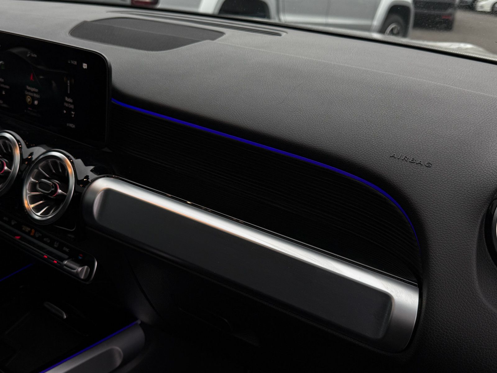 Fahrzeugabbildung Mercedes-Benz GLB 220d 4Matic AMG ACC AHK Kamera Ambiente Pano