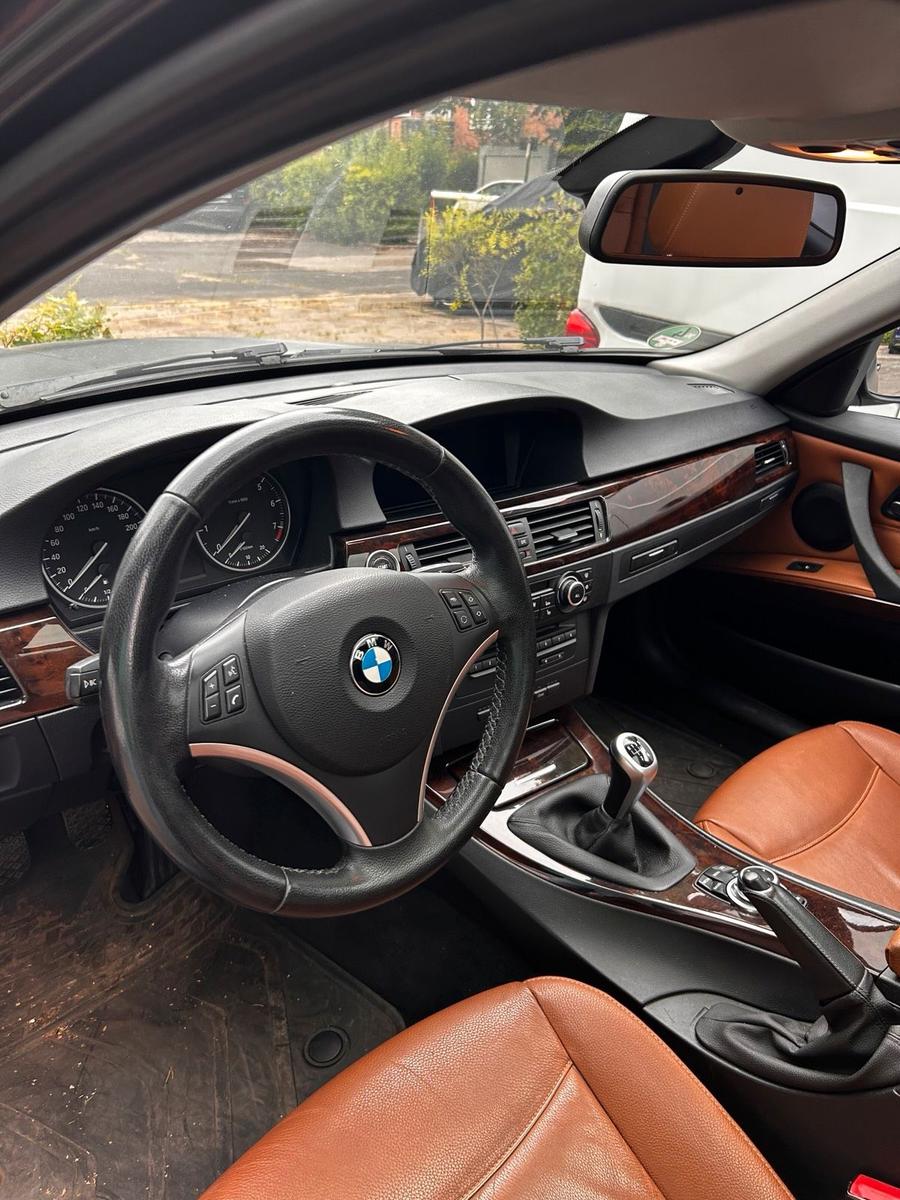 BMW 320 2011 — photo 14