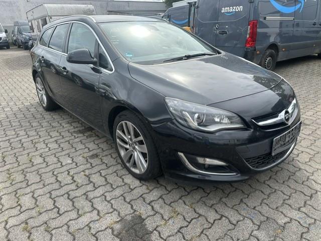 Opel Astra 2014 — rear view
