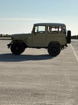 Toyota Land Cruiser - Toyota Land Cruiser: Beige