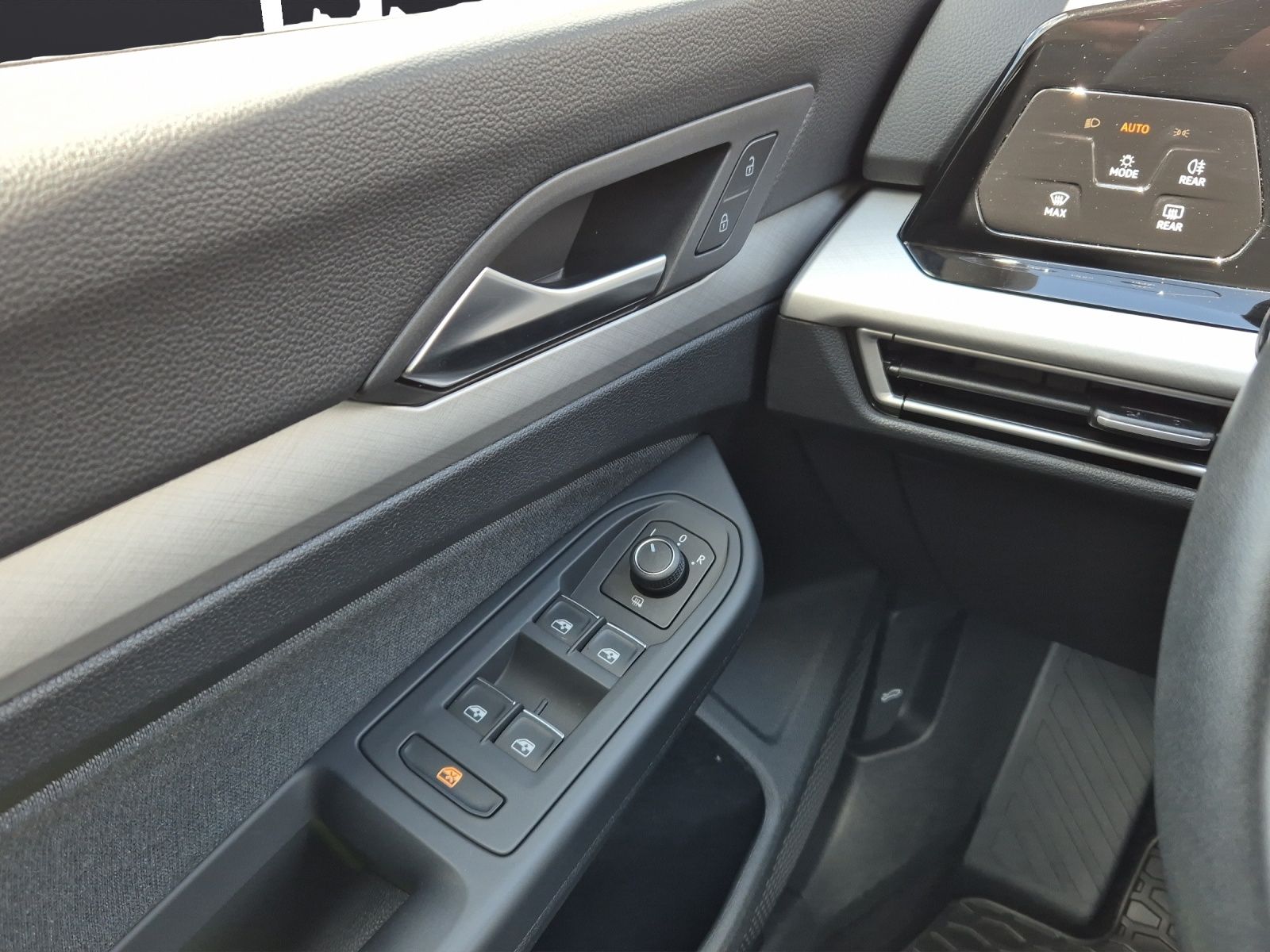 Fahrzeugabbildung Volkswagen Golf VIII Variant Life LED GRA SHZ LANE ASSIST